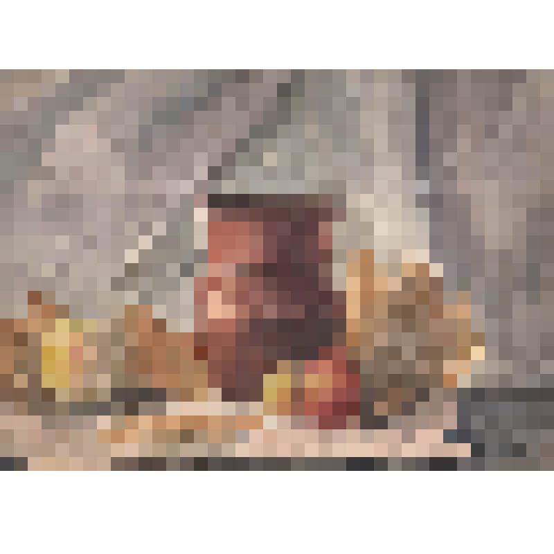 Рисунок. Натюрморт: крынка, яблоко, три сливы, осенние листья