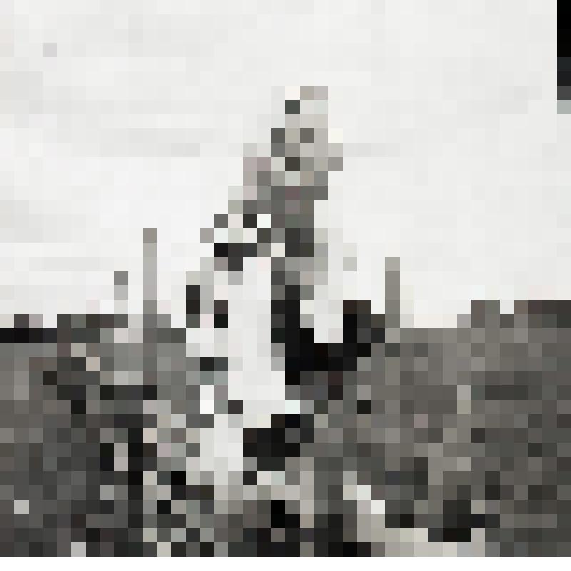 Негатив. Девушка-удмуртка в праздничной одежде. Слободские удмурты