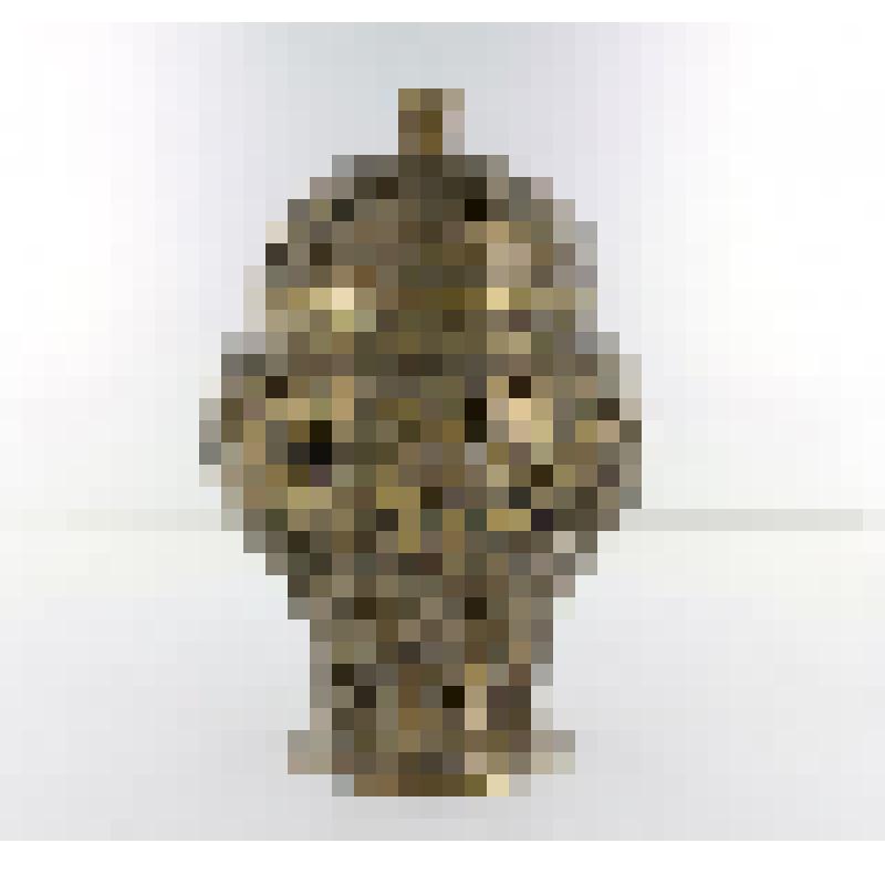 Вазочка с округлым туловом, плавно переходящая в цилиндрический поддон, слегка расширяющийся в нижней части. Украшена прорезным орнаментом растительного характера и стилизованным изображением людей. Полусферическая крышка,оканчивающаяся грибком также укра