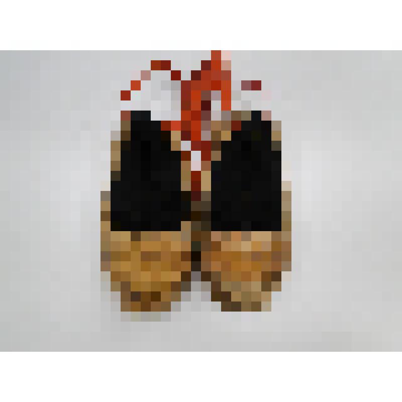 Лапти с красными поясами