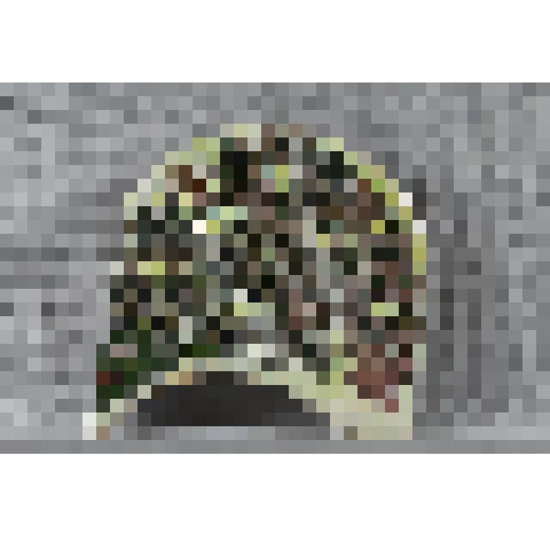 Изразец в форме закомар рельефный полихромный (центр) с изображением правого фрагмента туловища дракона; цвета: светло-желтый, светло-зеленый, зеленый, коричневый. 
Камин керамический, разноцветный, по рис. худ. Врубеля на тему "Микула Селянинович и Вольг