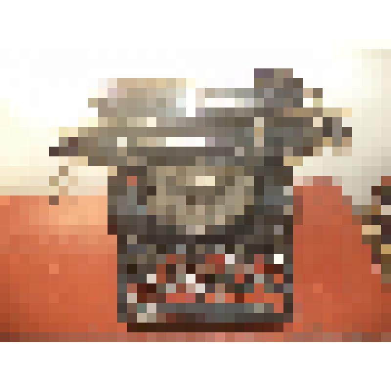 Машинка пишущая «oLYMPIА». В металлический корпус вмонтированы каретка с бумагонаправителем, печатающий механизм с клавиатурой и литерными рычагами. Корпус машины чёрного цвета, на задней стенке название и фирменный знак