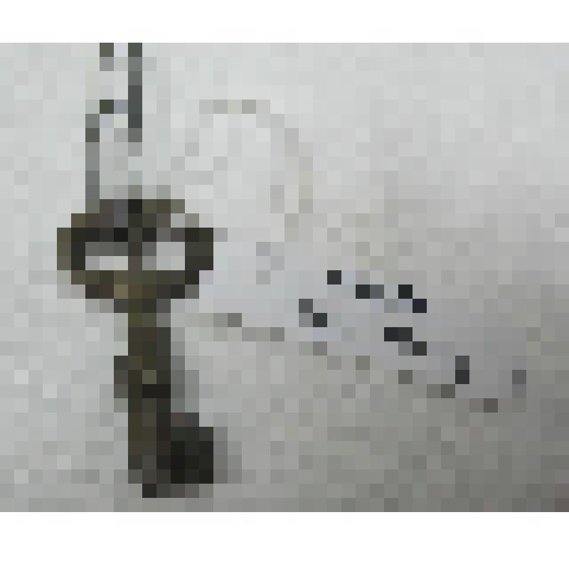 Ключ для замка. Головка овальной формы, с двумя круглыми отверстиями. Стержень цилиндрической формы, полый, в верхней части декорирован выступающим кольцом и мелкими бороздками. Бородка фигурная