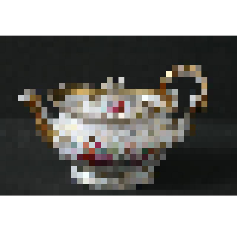 Чайник с  букетами в рокайльных картушах на тулове