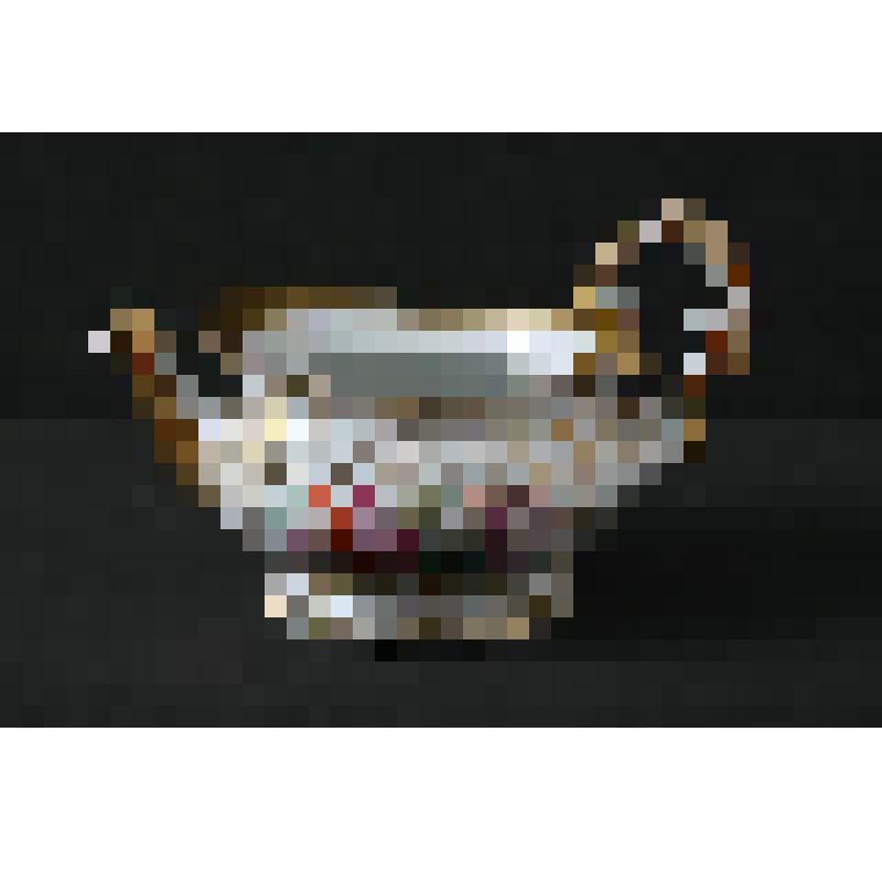 Чайник с  букетами в рокайльных картушах на тулове