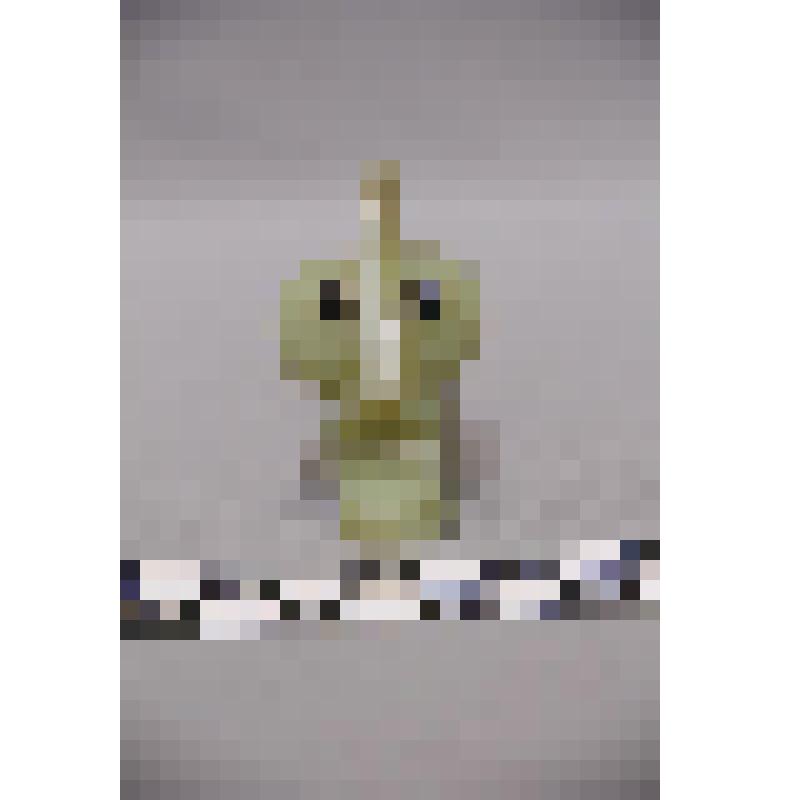 коллекция В.Ф. Лагодича. Талисман каменный стоящий, выполнен в виде головы человека. Янусовидный, с одной стороны лицо объемное с глазами из камня черного цвета, с другой плоское с бородой. Камень бледно зеленого цвета