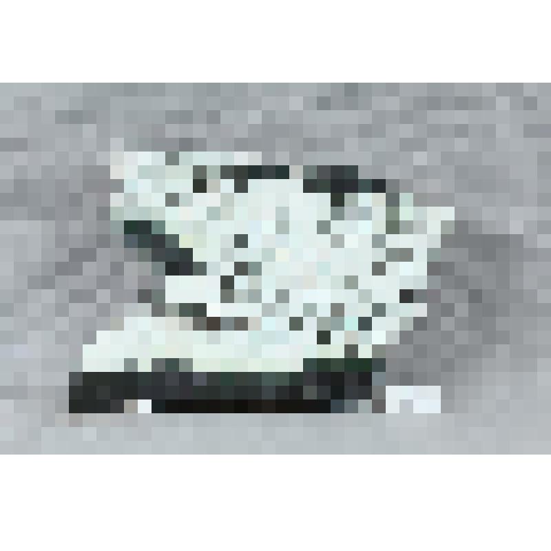 Изразец неправильной формы рельефный полихромный (правая часть фриза) с изображением части туловища и крыльев сирина; цвета: темно-зеленый, белый. 
Камин керамический, разноцветный, по рис. худ. Врубеля на тему "Микула Селянинович и Вольга"