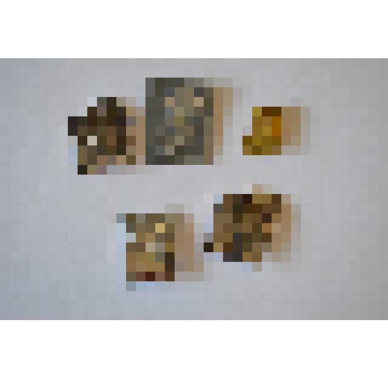 Значки квадратной формы с изображением политических деятелей советского времени