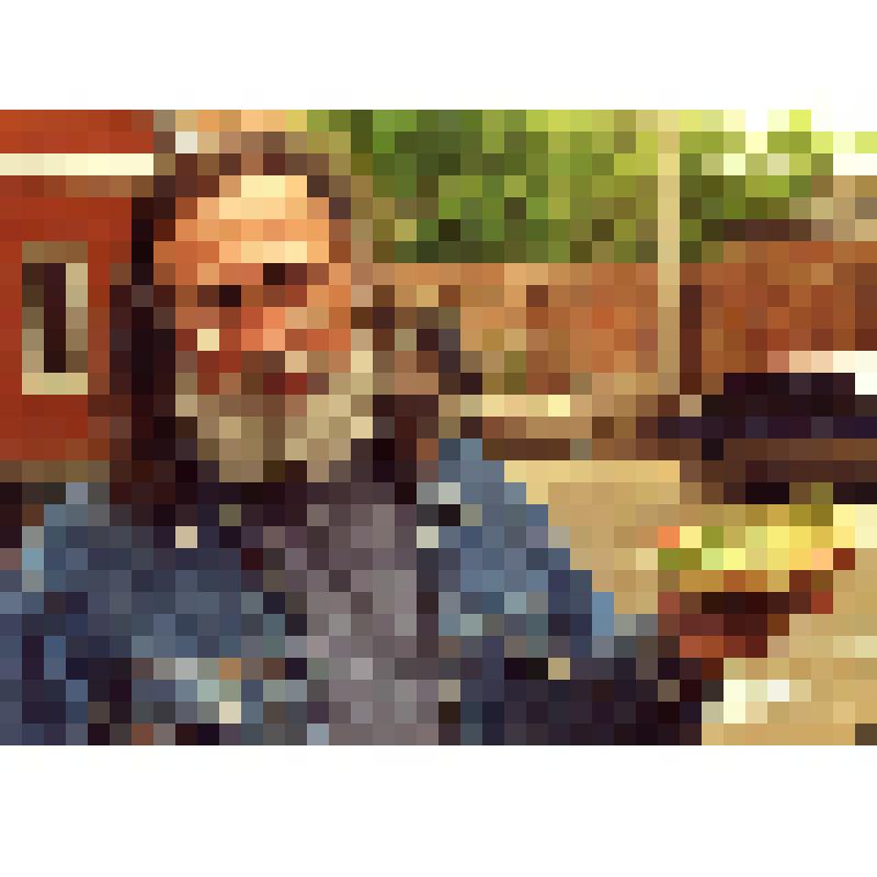 Белинский Игорь Викторович - старший научный сотрудник Азовского музея-заповедника, с золотоордынской пиалой XVI в
