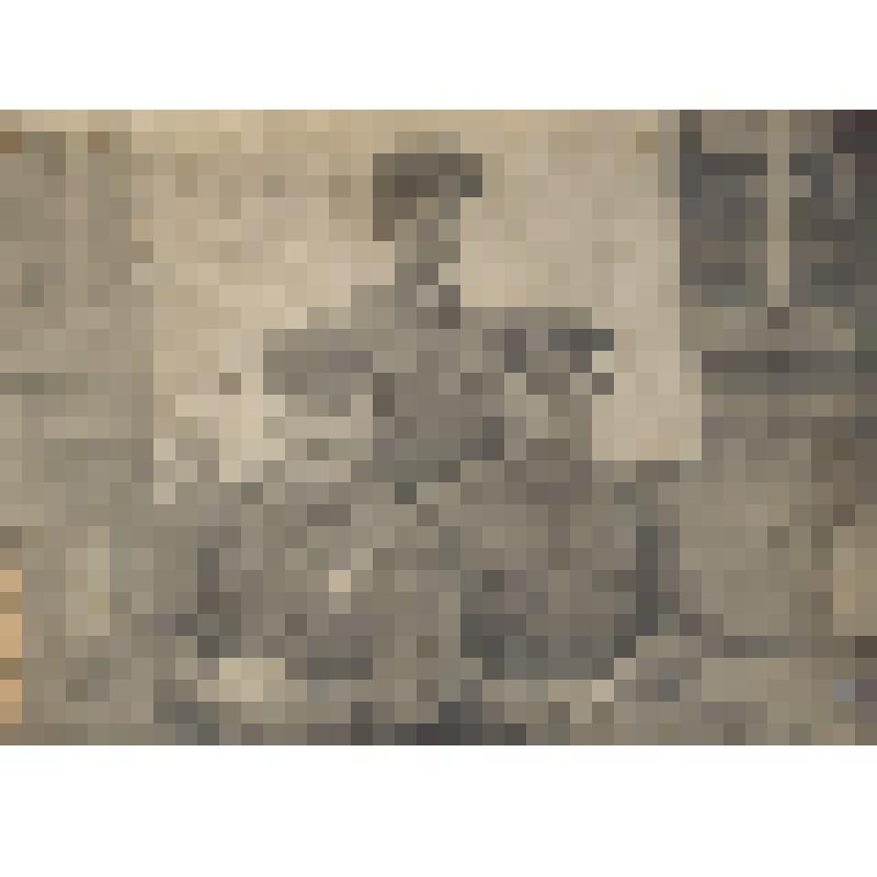 Фотография чёрно – белая, глянцевая, на которой изображено 3 мужчин в военной форме на фоне здания