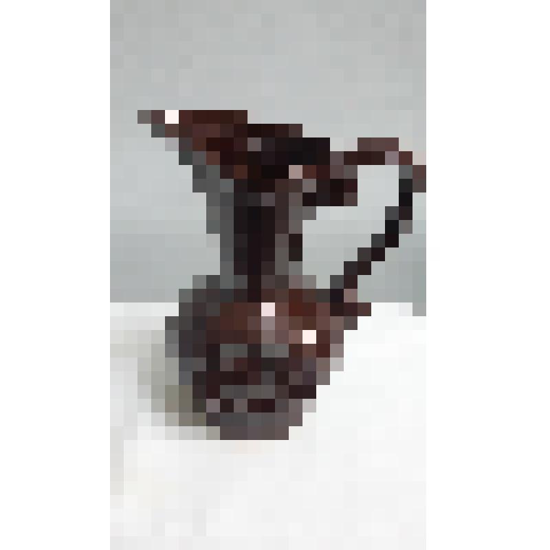 Кувшин керамический глазурованый темно-коричневого цвета, с фигурной ручкой и высоким горлышком, расширеным к верху. Основа круглой формы с двумя плоскими сторонами и рельефным рисунком веточка с двумя ягодами