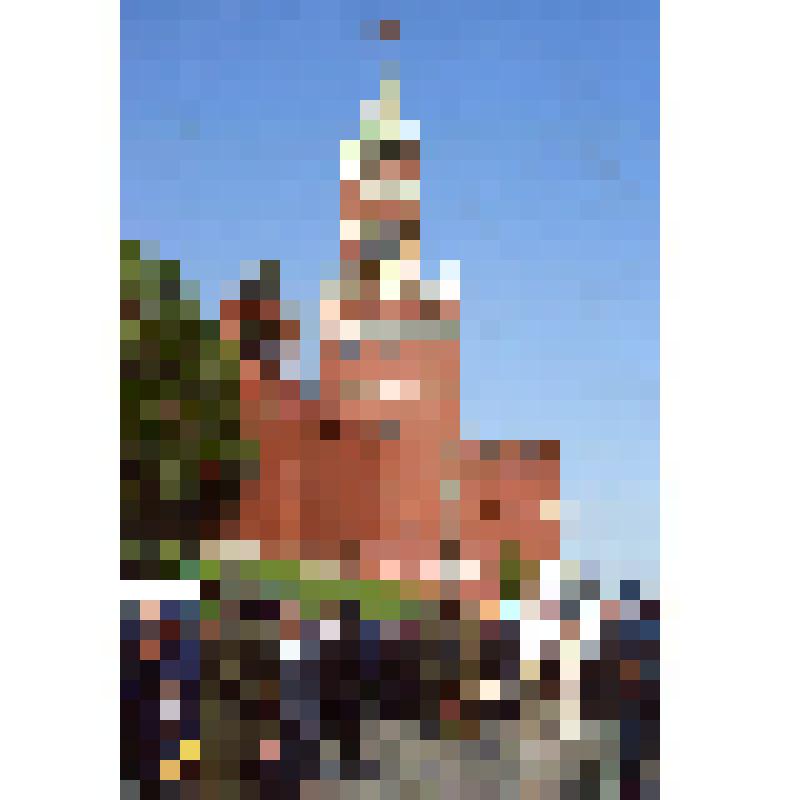 Москва. Спасская башня Кремля. Участники и гости парада в честь 65-летия победы в Великой Отечественной войне 1941-1945 гг. по окончании мероприятия
