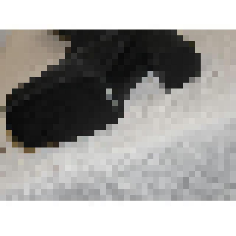 Обувь XIX-XX вв. Сапог левый женский демисезонный. Из кожи черного цвета. Каблук и подошва из толстой резины, высота каблука-9 см.,  Голяшка широкая украшена  двумя полосками из кожи, перекрещенными между собой.Внутри подклад из искусственного меха темно-