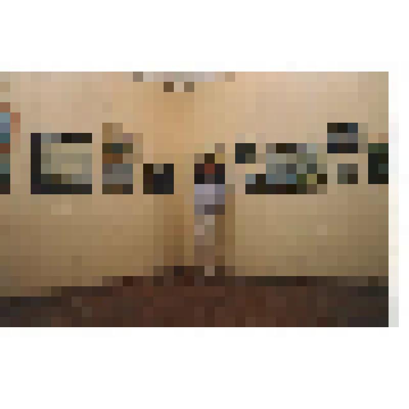 Ф/цв. Художник Алексей Говоров на персональной выставке своих работ в Энгельсском краеведческом музее. 6.10.1994