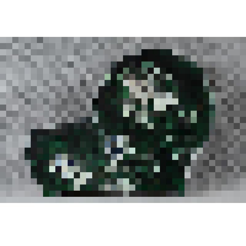 Изразец неправильной формы рельефный полихромный (правая часть фриза) с изображением растительного орнамента: виноградная лоза с ягодами и двумя цветками; цвета: темно-зеленый, белый, темно-синий. 
Камин керамический, разноцветный, по рис. худ. Врубеля на