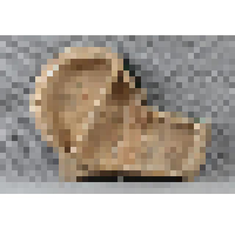 Изразец неправильной формы рельефный полихромный (правая часть фриза) с изображением растительного орнамента: виноградная лоза с ягодами и двумя цветками; цвета: темно-зеленый, белый, темно-синий. 
Камин керамический, разноцветный, по рис. худ. Врубеля на