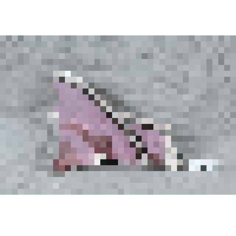 Изразец неправильной формы рельефный полихромный (левая часть панно) с изображением фрагмента спины лошади; цвета: бледно-розовый, сиреневый. 
Камин керамический, разноцветный, по рис. худ. Врубеля на тему "Микула Селянинович и Вольга"