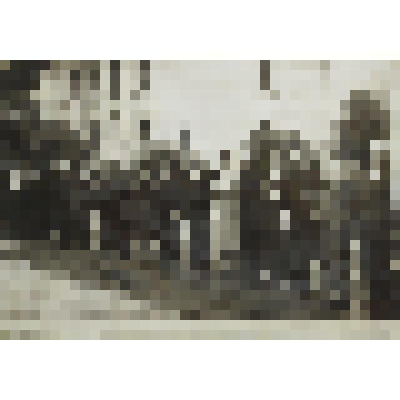 Фотография ветеранов 307  стр.  дивизии у  здания  райисполкома  п. Комаричи  17.09.1983г. Минькова Георгия  Алексеевича, нач.  радиостанции  штаба дивизии