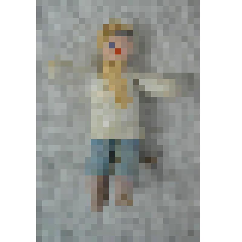 Игрушка елочная. Мальчик в белой куртке