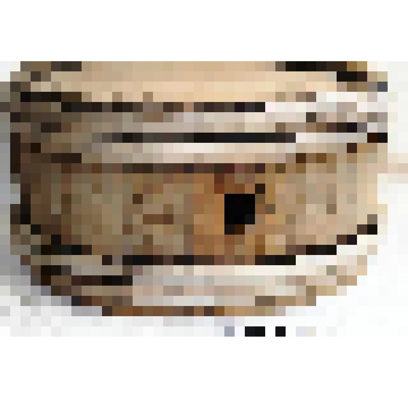 Домашняя хозяйственная утварь из дерева и металла. Кадушка  деревянная  в  форме  цилиндра. Изготовлена  из 13  вертикально  поставленных  и слегка выгнутых клепок