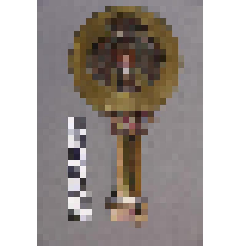 коллекция В.Ф. Лагодича. «Ручное зеркало эпохи бронзы». Латунное зеркало. Ручка украшена скифо-сибирским звериным стилем, навершие изготовлено в виде безрогого животного, глаза из красного камня. Основание ручки в виде оленя на рогах которого держится дис