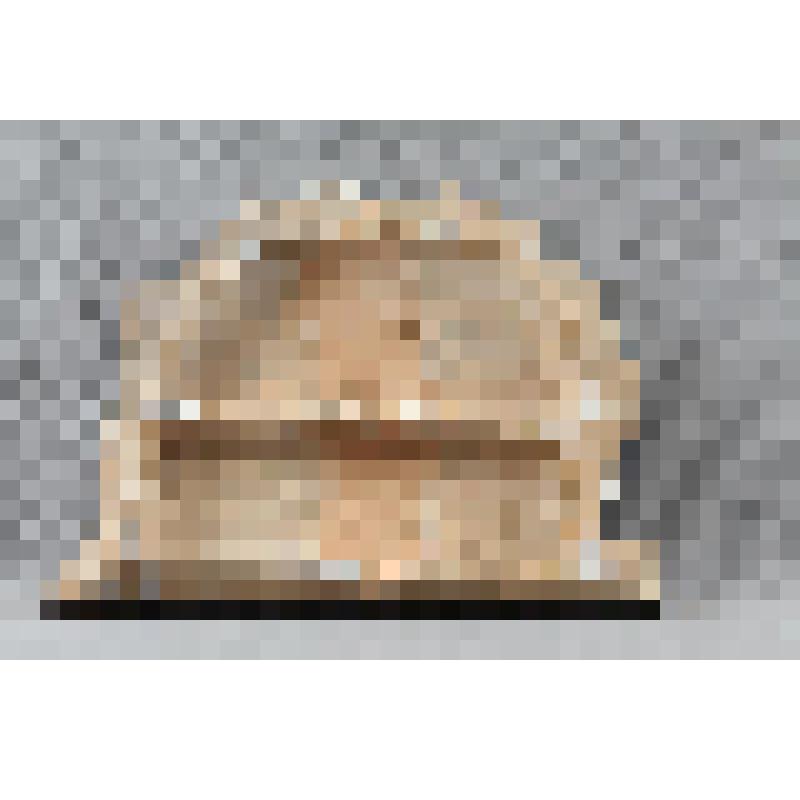 Изразец неправильной формы рельефный полихромный (правая часть панно) с изображением фрагмента шеи коня  и булавы Вольги; цвета: темно-коричневый, белый, коричневый, зеленый, бирюзовый. 
Камин керамический, разноцветный, по рис. худ. Врубеля на тему "Мику