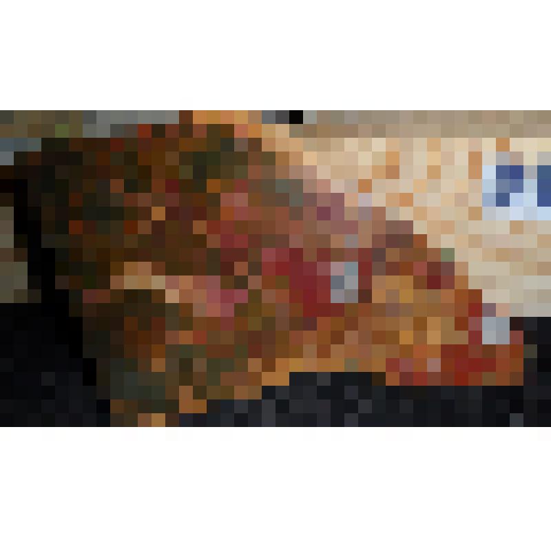 Яшма.
 Месторождение Сибайское.
Пятнистая,темная зеленовато-палево-бурая с обособлением однотонных пятен с размытыми контурами и серых  кварцевых включений