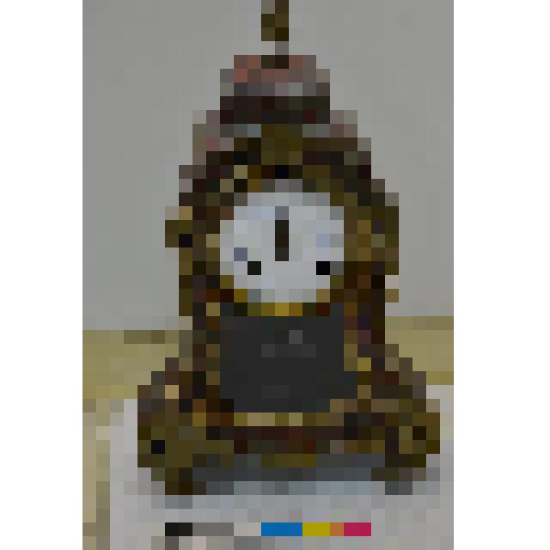 Часы настольные, кабинетные. Корпус фигурный, деревянный, инкрустирован орнаментом, на четырех ножках. Циферблат - эмалированный; цифры - римские, стрелки - фигурные металлические. Над циферблатом женская головка из металла. Корпус часов завершается