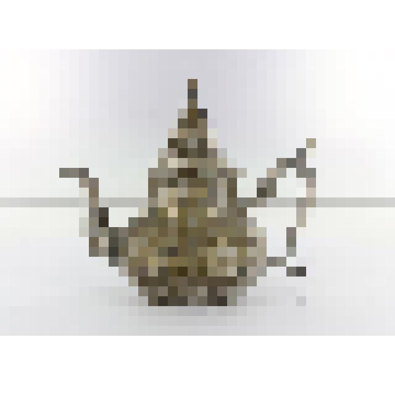 Чайник грушевидной формы, с фигурной колокообразной крышкой, с петлевидной ручкой; тулово и крышка покрыты гравированным растительным орнаментом и персидской надписью