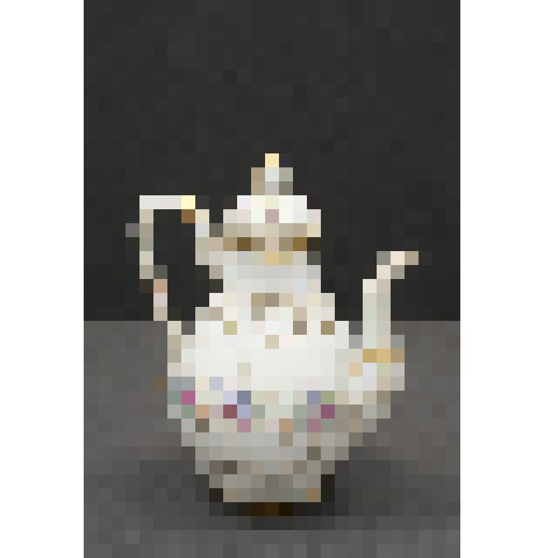 Кофейнник с цветами на фоне золоченой решетки на тулове