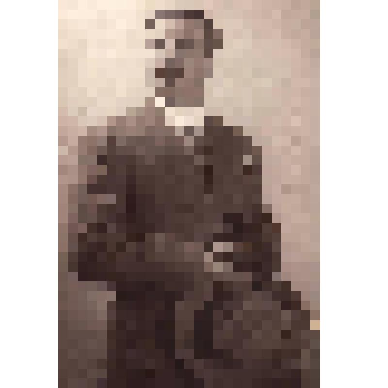Фотография. Холодов М.И. - в роли Роже де Вьельвиля, Стоит, победренно, 3/4 влево, голова - 3/4 вправо, руки согнуты, соединены, в правой - шляпа и темная перчатка, левая рука - в перчатке. "Болото". Москва, Театр бывший Корш