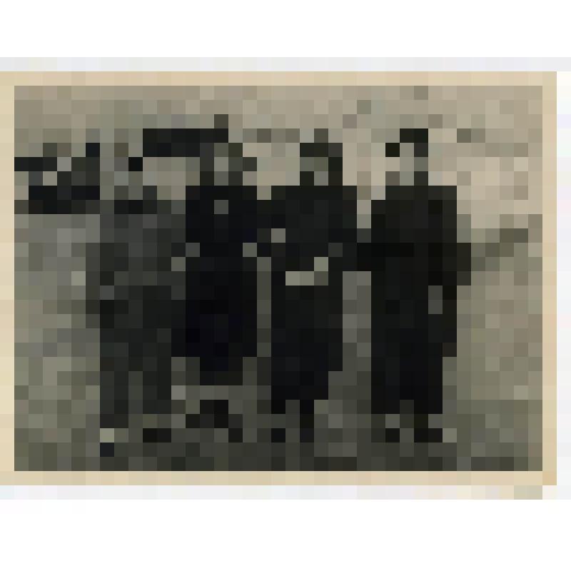 Фото ч/б, групповое. Участницы соревнований 1949 года, по конькобежному спорту. 1949 г. Н. Тагил. Изображение горизонтальное. Зимнее время, на льду Тагильского пруда стоят 4 девушки в спортивных костюмах, на коньках