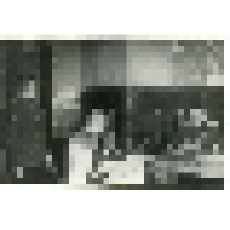 Фотография. Н.А. Зиновьева - Грета  1951 г. Сидит в кресле, одета в белое пальто, в руках держит сумку. "Жизнь начинается снова"