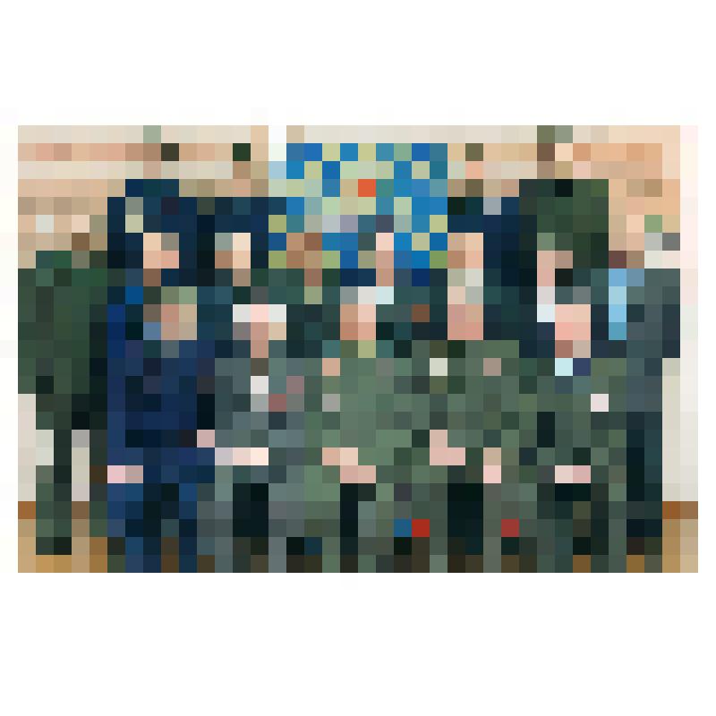 Фотография групповая. Организаторы научно-практической конференции Ставропольского военного авиационного училища и представители Ставропольского краевого Совета ветеранов с флагом Военно-Воздушных Сил России. В училище