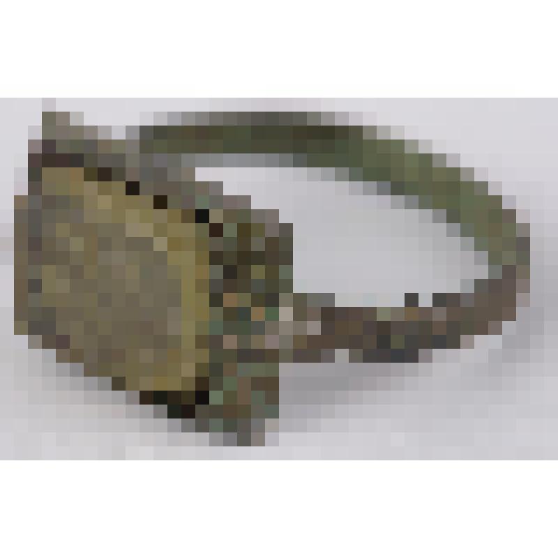 Перстень с прямоугольным щитком со стеклянной вставкой