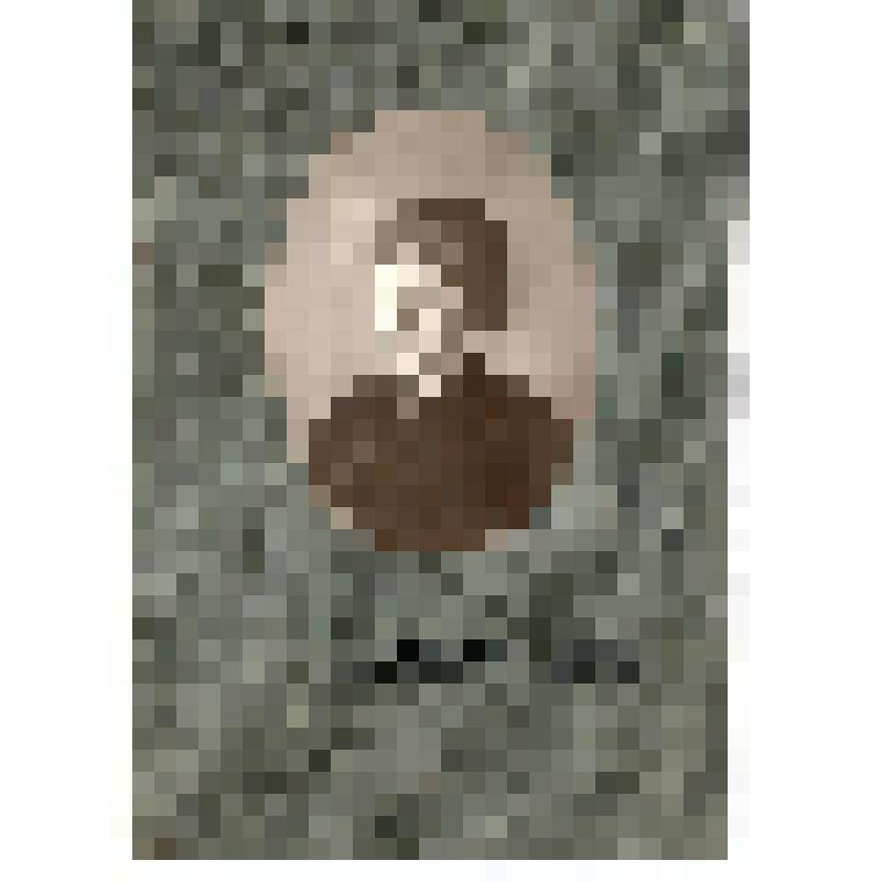 Фотография ч/б молодой женщины с цепочкой и кулоном