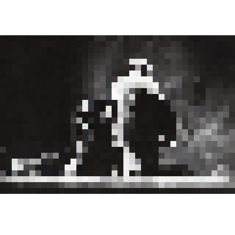 Фотография. Принц - Райво Адлас, сидит на полу, Золушка - Маре Пуусепп, сидит спиной к зрителям. "Игра в Золушки" (реж. Э. Хермакюла.). Эстония, Тарту. Государственный академический театр "Ванемуйне"