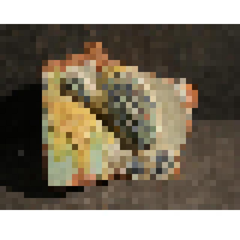 Изразец облицовочный рельефный полихромный. Правая верхняя часть композиции  «Попугай и фрукты».Фрагмент