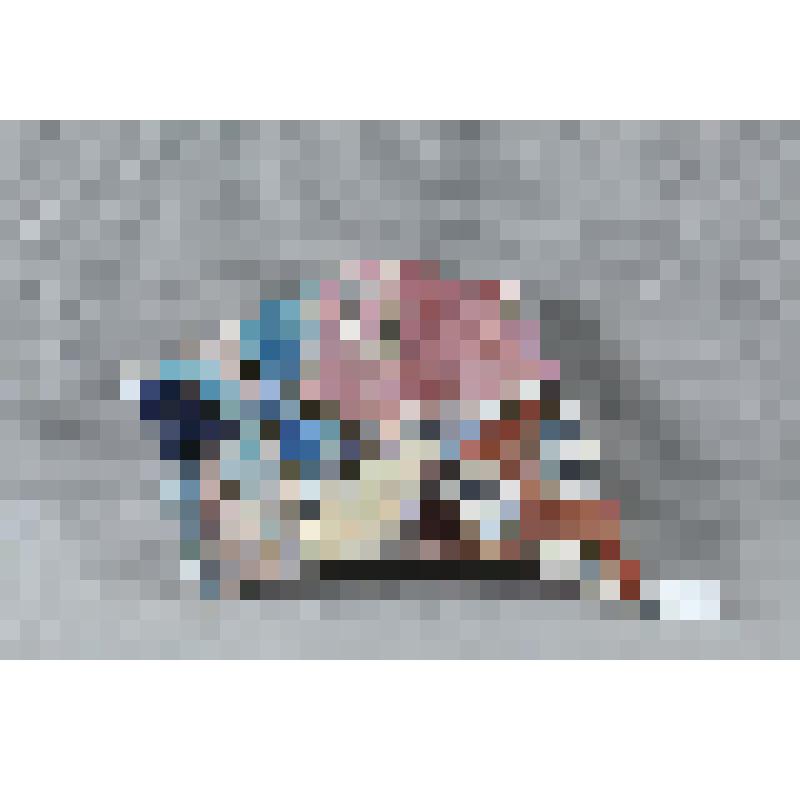 Изразец неправильной формы рельефный полихромный (правая часть панно) с изображением фрагмента плаща Вольги и пейзажа; цвета: ультрамарин, голубой, розовый, сиреневый, коричневый, белый, кобальт. 
Камин керамический, разноцветный, по рис. худ. Врубеля на