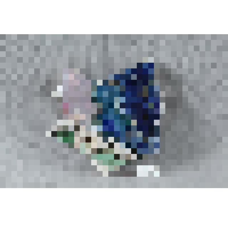 Изразец неправильной формы рельефный полихромный (левая часть панно) с изображением фрагмента пейзажа; цвета: бледно-розовый, белый, светло-зеленый, ультрамариновый. 
Камин керамический, разноцветный, по рис. худ. Врубеля на тему "Микула Селянинович и Вол