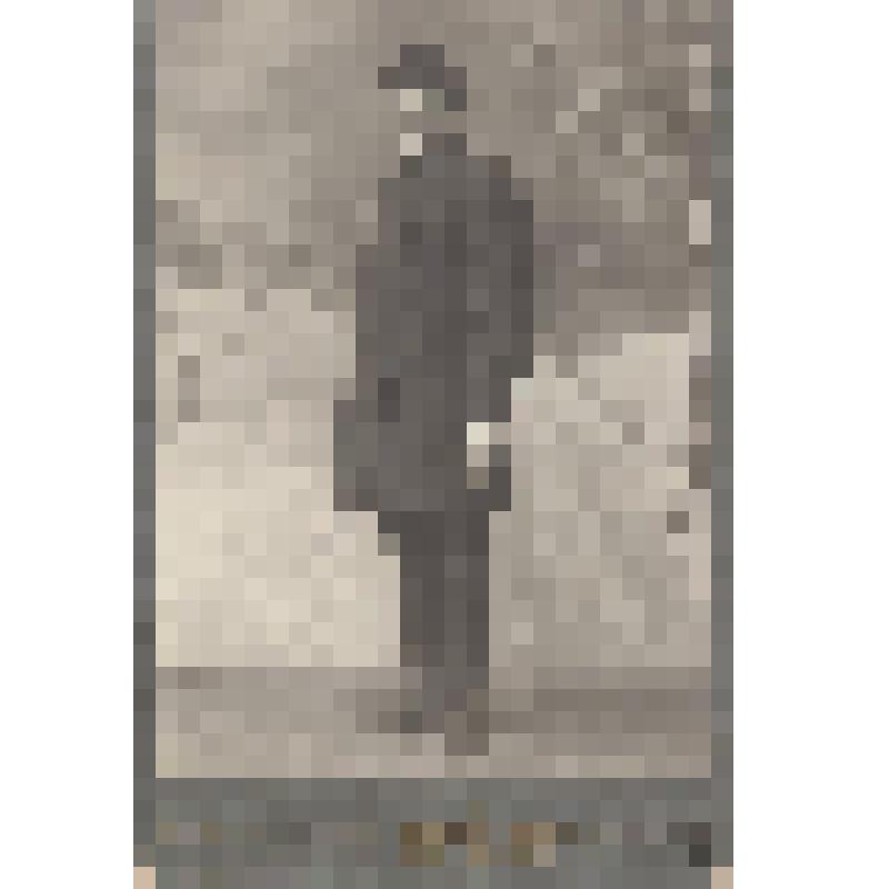 Фотография. Портрет молодого мужчины на фоне зимнего пейзажа