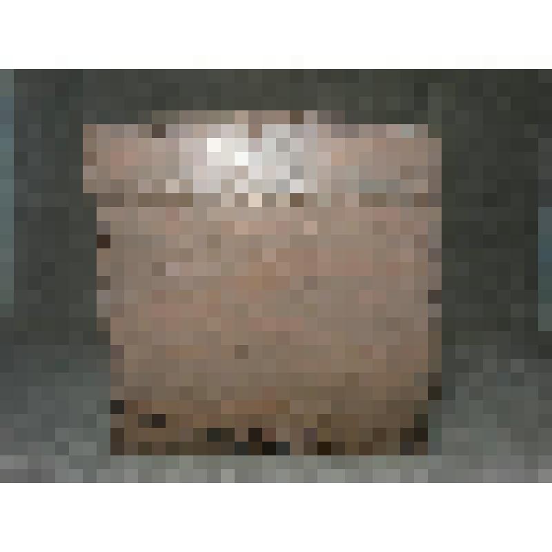 Сундук   светло-коричневого цвета с откидной крышкой. В центре крышки закреплена кожаная ручка