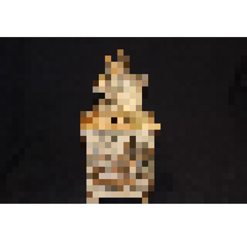 Ваза четырехгранная с крышкой на четырех низких ножках с изображением воинов-всадников и группой сидящих бонз, птиц, цветов