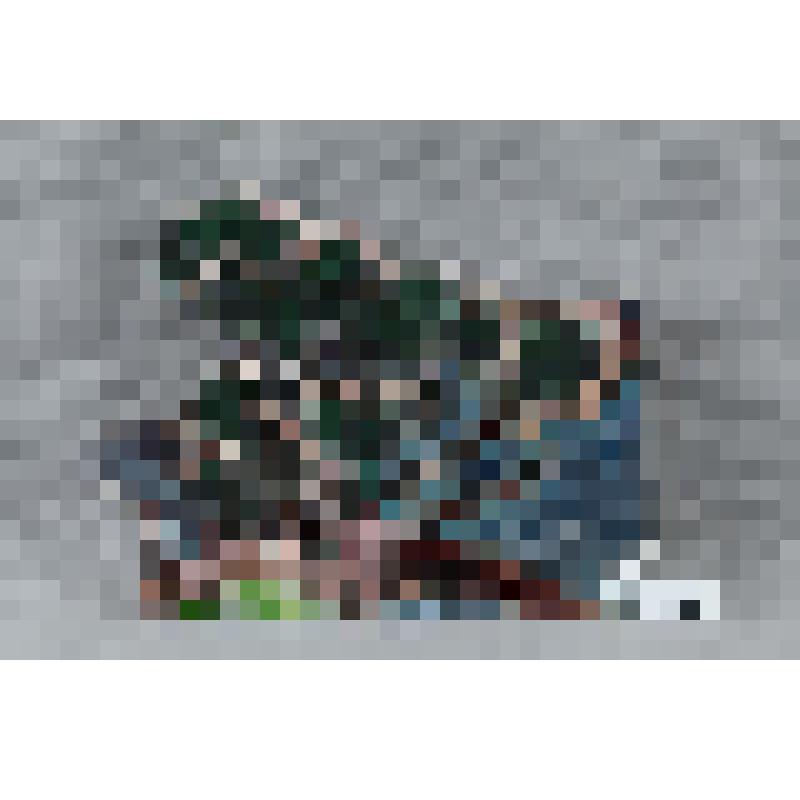 Изразец неправильной формы рельефный полихромный (правая часть панно) с изображением фрагмента позема; цвета: зеленый, синий, салатовый, коричневый, терракотовый. 
Камин керамический, разноцветный, по рис. худ. Врубеля на тему "Микула Селянинович и Вольга