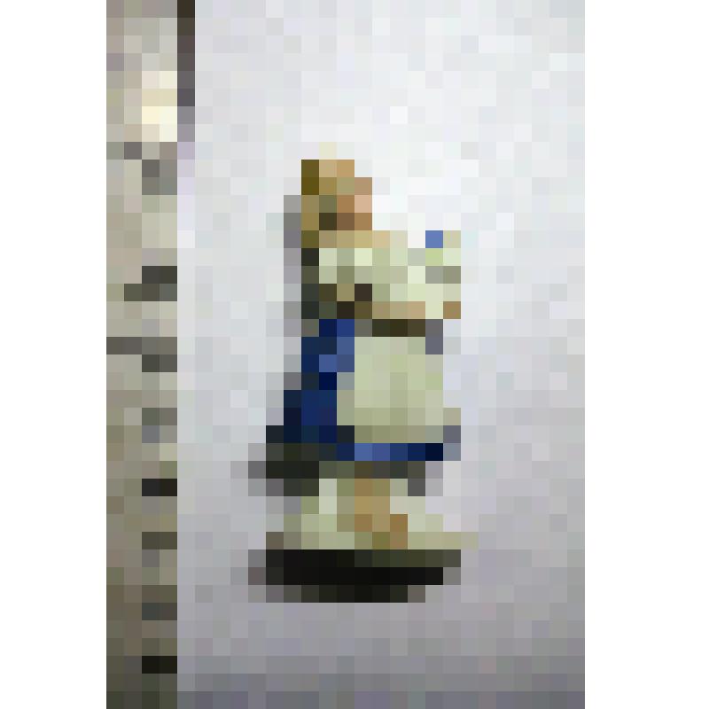 Фигурка (игрушка). Девочка с двумя птицами