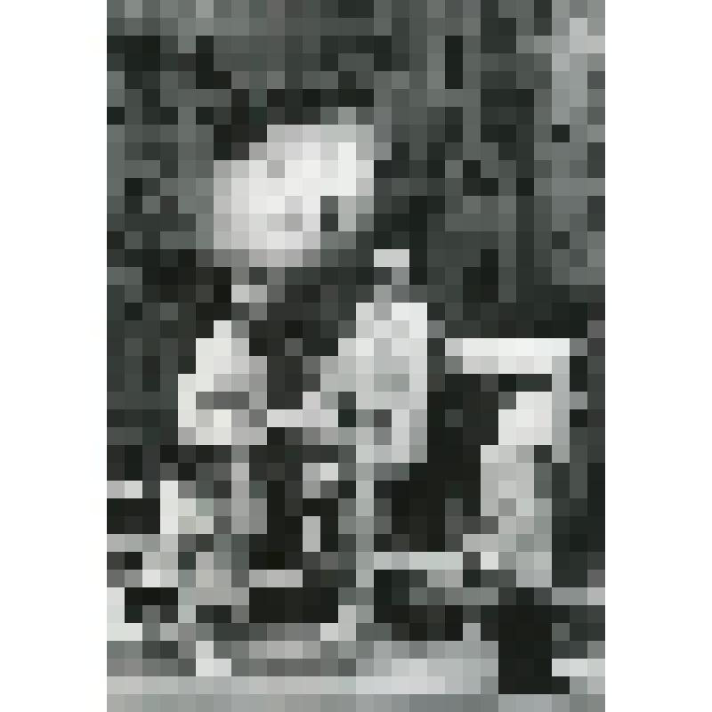 Фотография. На сцене двое мужчин и женщина в национальных костюмах. Женщина держит одну ногу мужчины. "А жаниться - не журиться" (реж. Второв, худ. Герлован). Белоруссия, Белорусский государственный академический драматический театр им. Я. Купалы