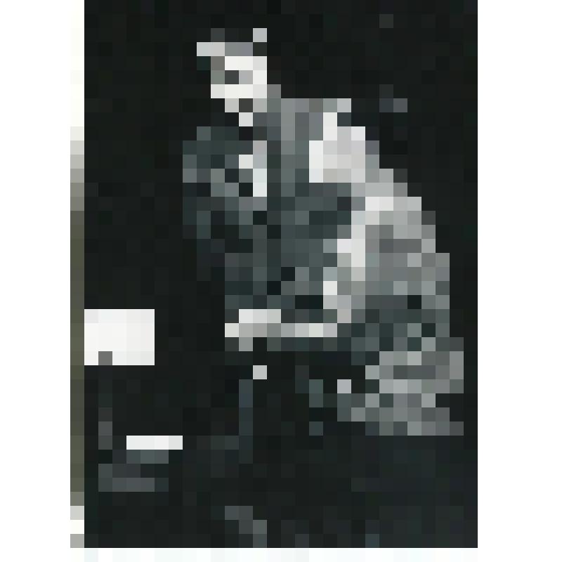 Фотография. На стуле в профиль сидит женщина, рядом с ней, фас, стоит А. Бордуков. "Обратный адрес" (пост. В. Черменев, худ. Э. Змойро). Москва, Центральный детский театр