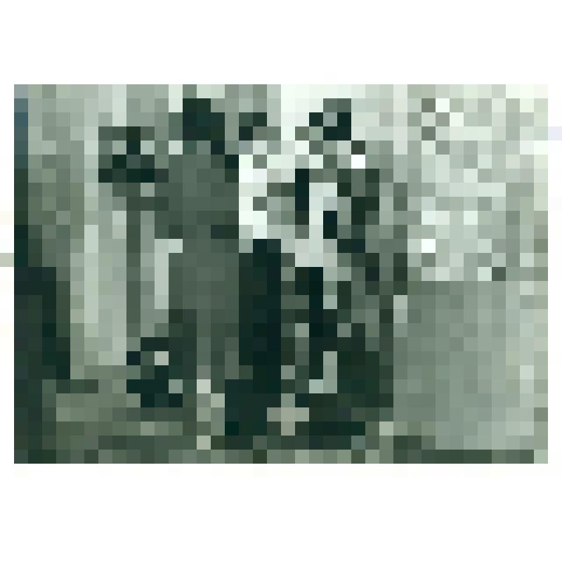 Фотография. Президент РК Илюмжинов К.Н. в национальном халате. На шее висит хадак белого цвета