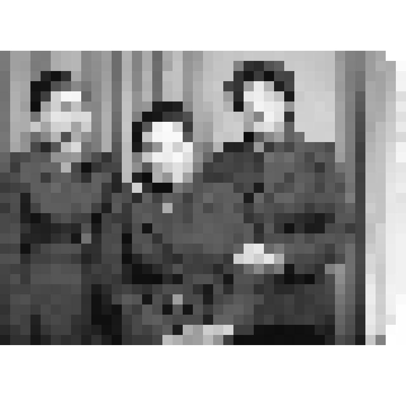 Фотография чёрно-белая. Три женщины в форме