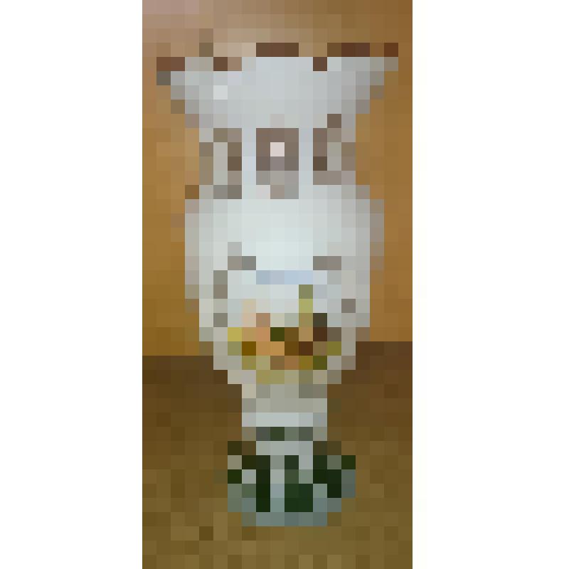 с изображением Московского Кремля и Храма Василия Блаженного и эмблемы МВД России. Ваза декоративная